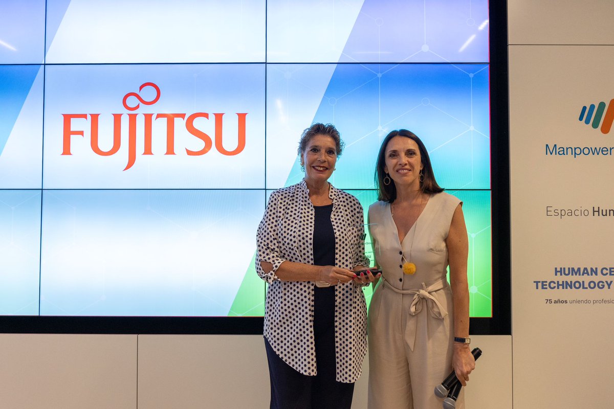 ManpowerGroupES's tweet photo. La directora general de @ExperisES, Myriam Blázquez, entrega el Premio por una Trayectoria de Éxito a @Fujitsu. Recoge el galardón Scherezade Miletich, HR Development Dir. &amp; Coach Certificate de la compañía #75ManpowerGroup. https://t.co/86Q7HMZiOO