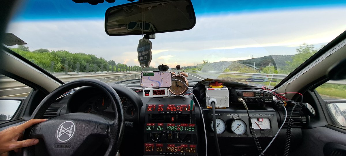 sneeuwmanmanman's tweet photo. @BNRpetrolheads Ook wij zitten er tijdens de #carbagerun helemaal klaar voor om te luisteren vanuit Roemenië. Blijken we in een andere tijdzone te zitten! Moeten we nóg een uur wachten 😲 https://t.co/TIhG2g3cA3