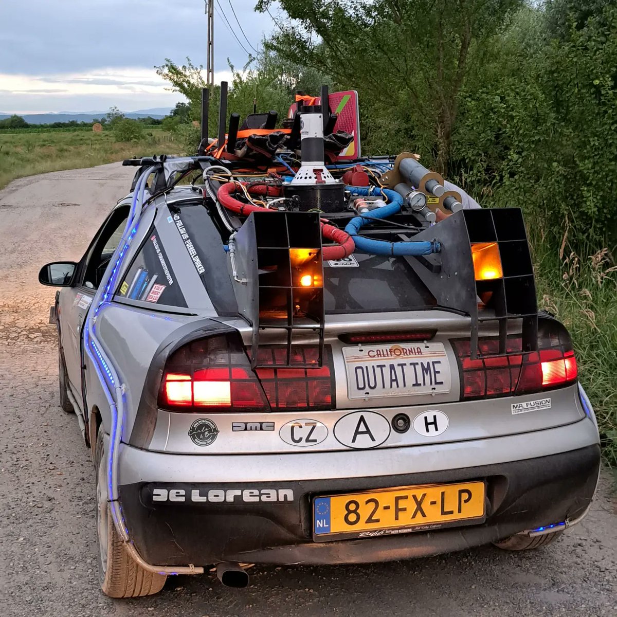 sneeuwmanmanman's tweet photo. @BNRpetrolheads Ook wij zitten er tijdens de #carbagerun helemaal klaar voor om te luisteren vanuit Roemenië. Blijken we in een andere tijdzone te zitten! Moeten we nóg een uur wachten 😲 https://t.co/TIhG2g3cA3