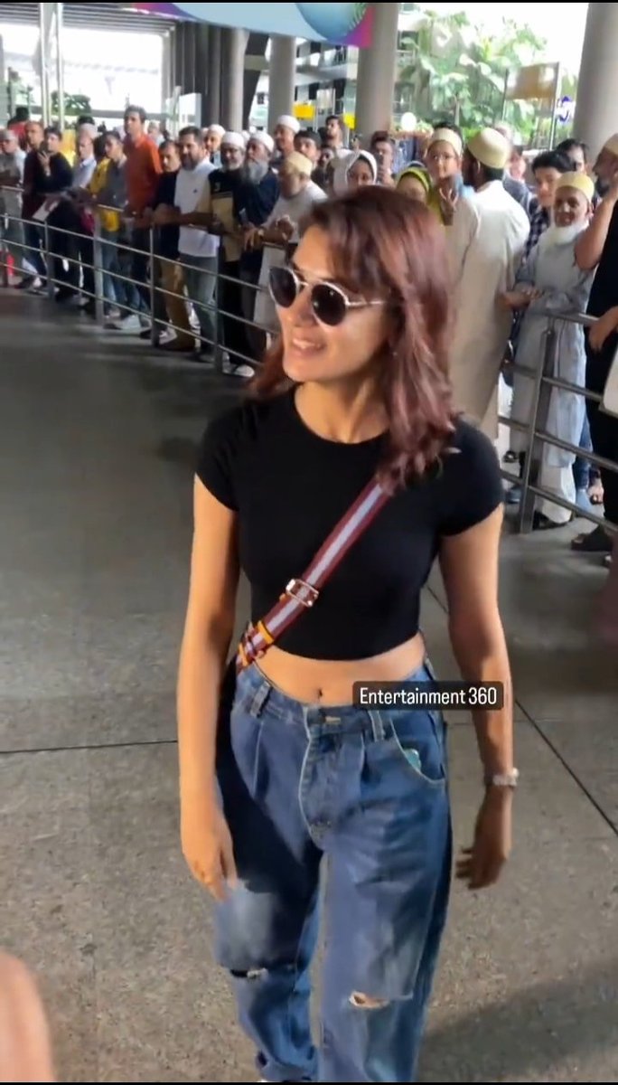 She is looking so hottt 🥵🥵🖤
#SritiJha