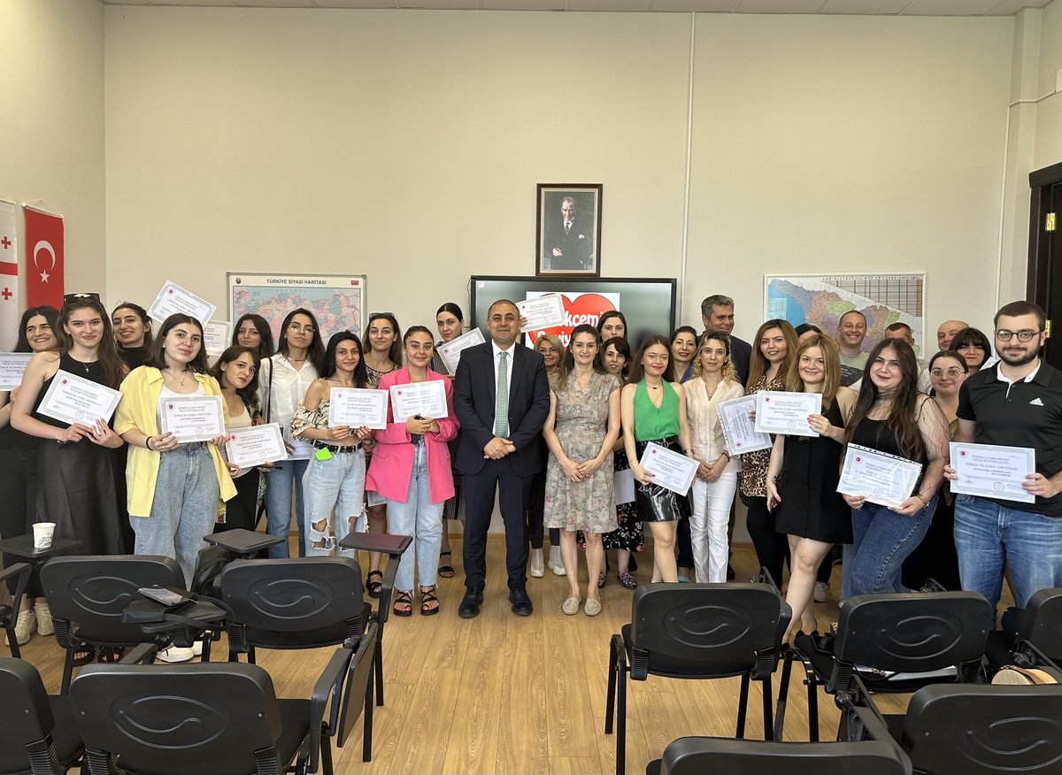 TiflisEgitim's tweet image. Tiflis Türkçe Kurs Merkezinde bahar dönemi kurslarını başarıyla tamamlayan 108 öğrenci için sertifika töreni düzenlendi. 🇹🇷🎓👏

Öğretmenlerimize teşekkür eder, kursiyerlerimize başarılar dileriz. 

@tcmeb @mebabdigm @mebyyegm