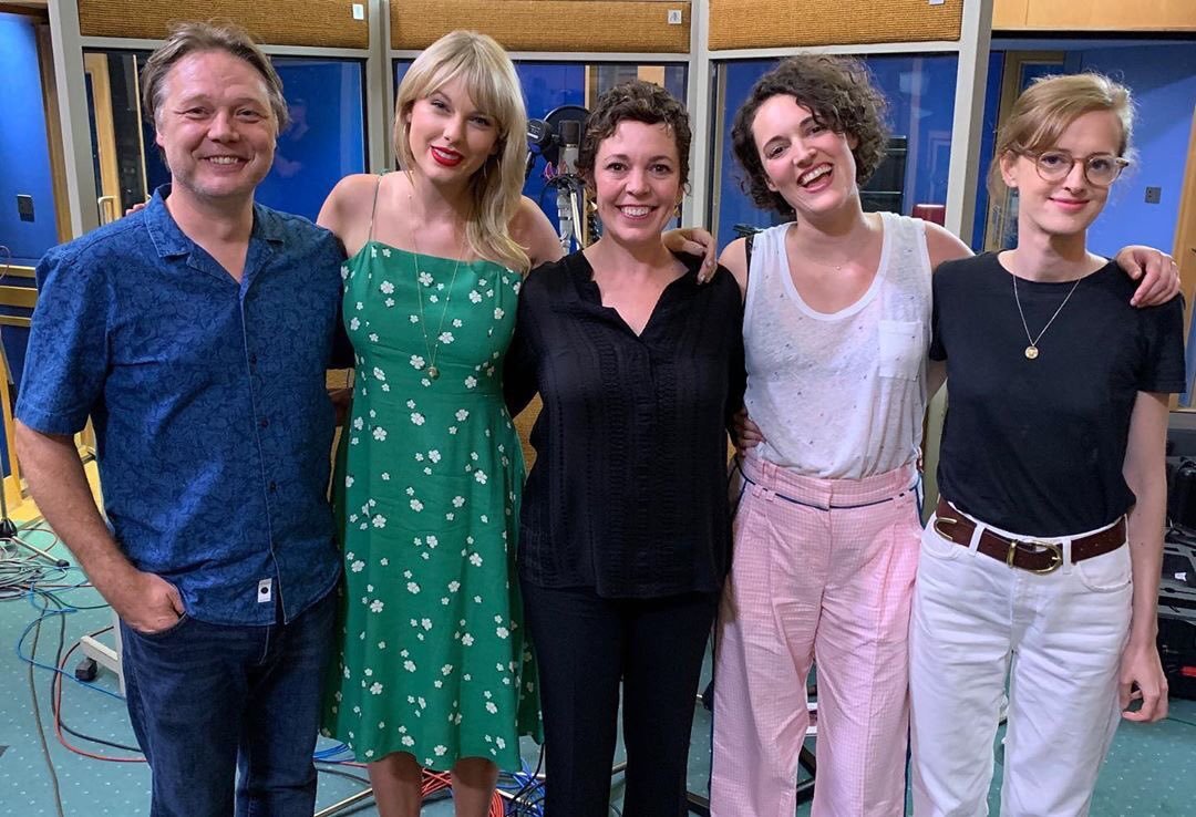 luperlemos's tweet photo. eu simplesmente amo como essa foto parece que a taylor swift acabou de apresentar um tcc de letras https://t.co/JvHhxEeMNN