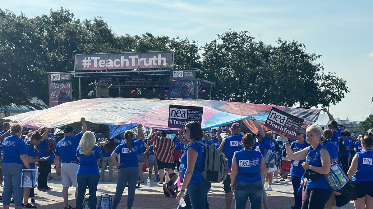 Early morning rally for @NEAToday RA delegates. #teachtruth #freedomtolearn #NEARA @nysut