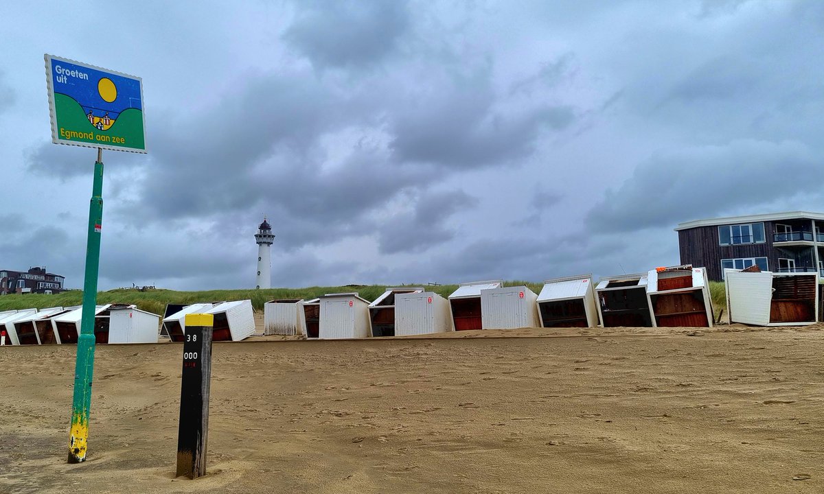Groeten uit Egmond aan Zee! #storm #knmi #poly #coderood #strandhokje