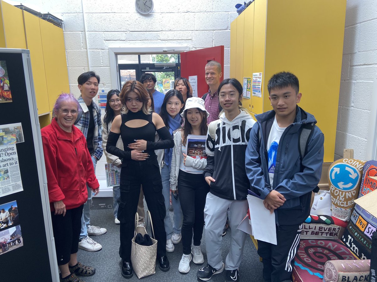 Leeds is welcomed international students @GlobalYorkUK to explore some fantastic Leeds social enterprises today with brilliant tour from Jackie from @OldFireStaLS9 and Dave from @SlateLeeds @space2leeds @ZestLeeds @PeopleMatterLds  other visits to @SeagullsPaint @ReviveLeeds