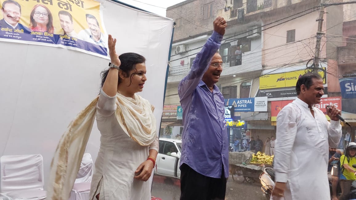 shivcharangoel's tweet photo. जलता है दिल्ली की जनता का दिल,
वापस लो ये काला बिल..
 
केंद्र सरकार के काले अध्यादेश के खिलाफ कर्मपुरा मिलन सिनेमा के पास प्रदर्शन

पानी में भीगते पार्षद @RakeshJoshiAAP,
पार्षद @AlkaDhingra2106और मोती नगर विधानसभा की जनता ने काले अध्यादेश के खिलाफ रोष प्रगट किया
@ArvindKejriwal https://t.co/u9oGOVJ24e