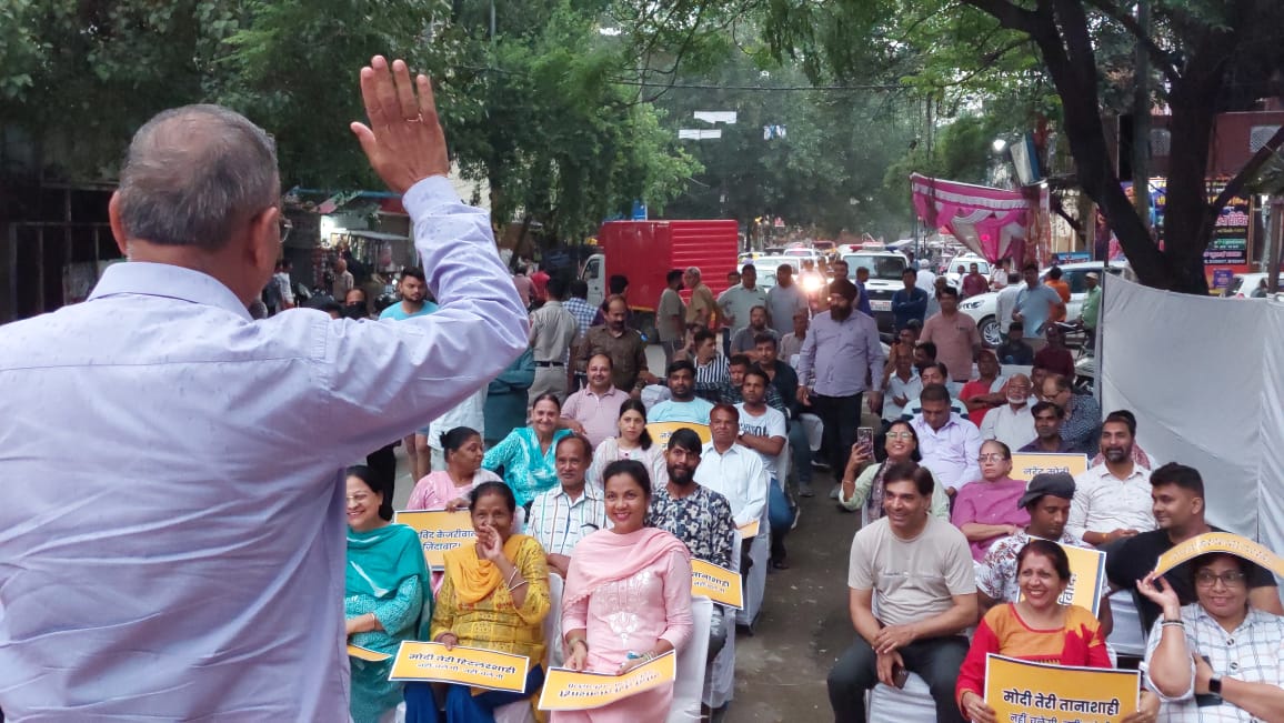 shivcharangoel's tweet photo. जलता है दिल्ली की जनता का दिल,
वापस लो ये काला बिल..
 
केंद्र सरकार के काले अध्यादेश के खिलाफ कर्मपुरा मिलन सिनेमा के पास प्रदर्शन

पानी में भीगते पार्षद @RakeshJoshiAAP,
पार्षद @AlkaDhingra2106और मोती नगर विधानसभा की जनता ने काले अध्यादेश के खिलाफ रोष प्रगट किया
@ArvindKejriwal https://t.co/u9oGOVJ24e