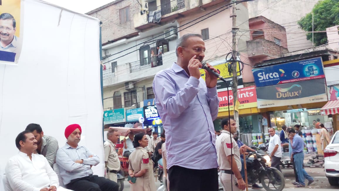 shivcharangoel's tweet photo. जलता है दिल्ली की जनता का दिल,
वापस लो ये काला बिल..
 
केंद्र सरकार के काले अध्यादेश के खिलाफ कर्मपुरा मिलन सिनेमा के पास प्रदर्शन

पानी में भीगते पार्षद @RakeshJoshiAAP,
पार्षद @AlkaDhingra2106और मोती नगर विधानसभा की जनता ने काले अध्यादेश के खिलाफ रोष प्रगट किया
@ArvindKejriwal https://t.co/u9oGOVJ24e