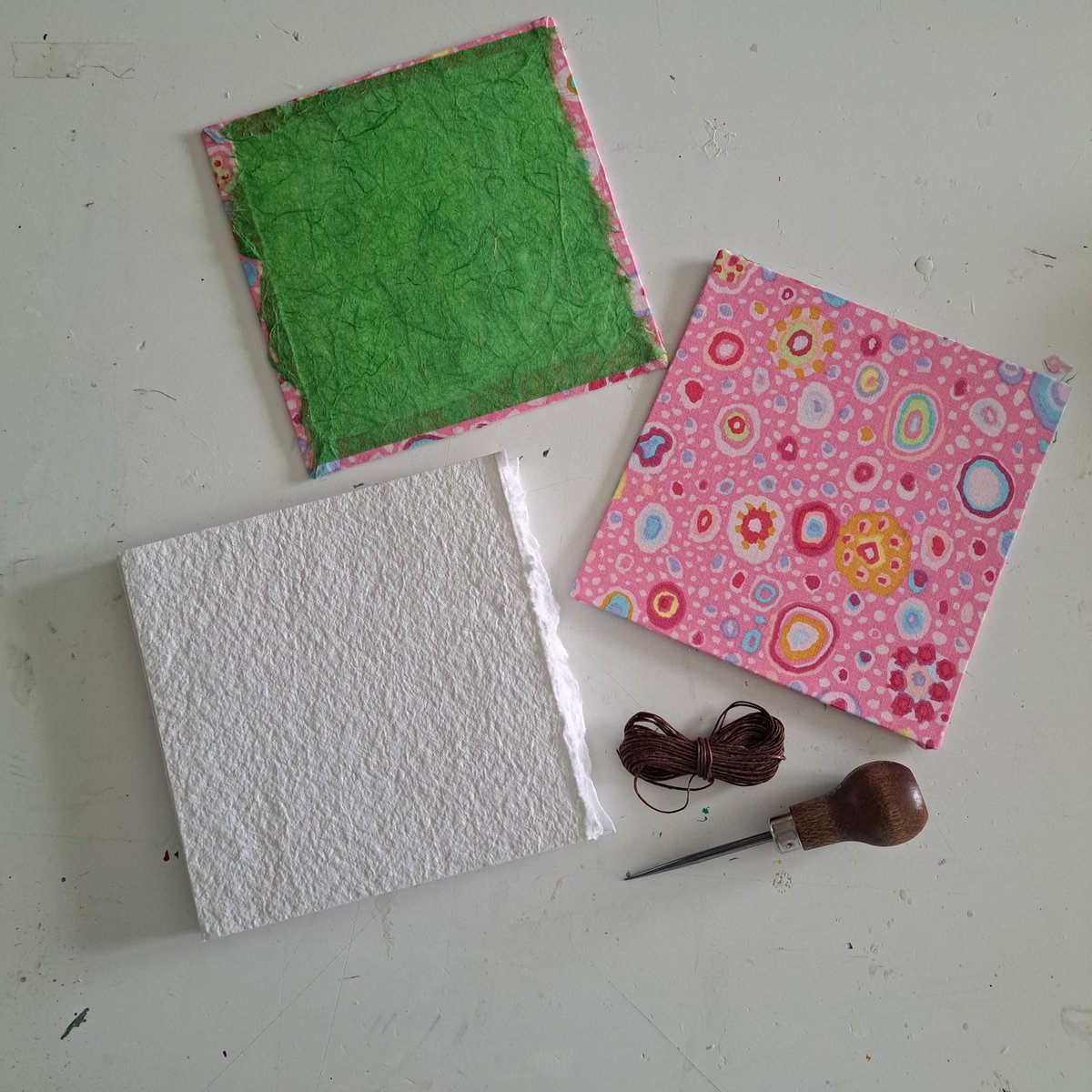 artyladymsd's tweet photo. Adding color to block printed cards with watercolors and making more books.❤️🎨
Make something every day.❤️

#speedballinks
#bookbinding
#strathmorepaper 
#winsornewtonwatercolors 
#dewertinktense https://t.co/1pICYWV4eT