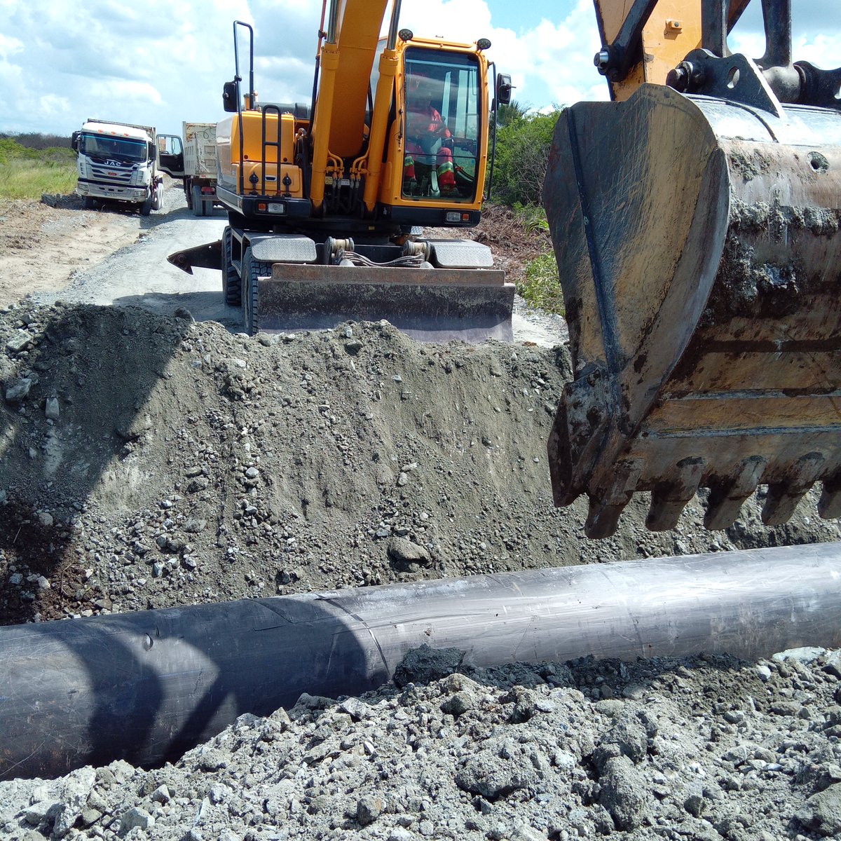 A pesar de las dificultades se logran los objetivos, se da mantenimiento al vial que conecta la estación de bombeo Máximo a la carretera.
#ConstruyendoPorLaVida
#MejorEsPosible