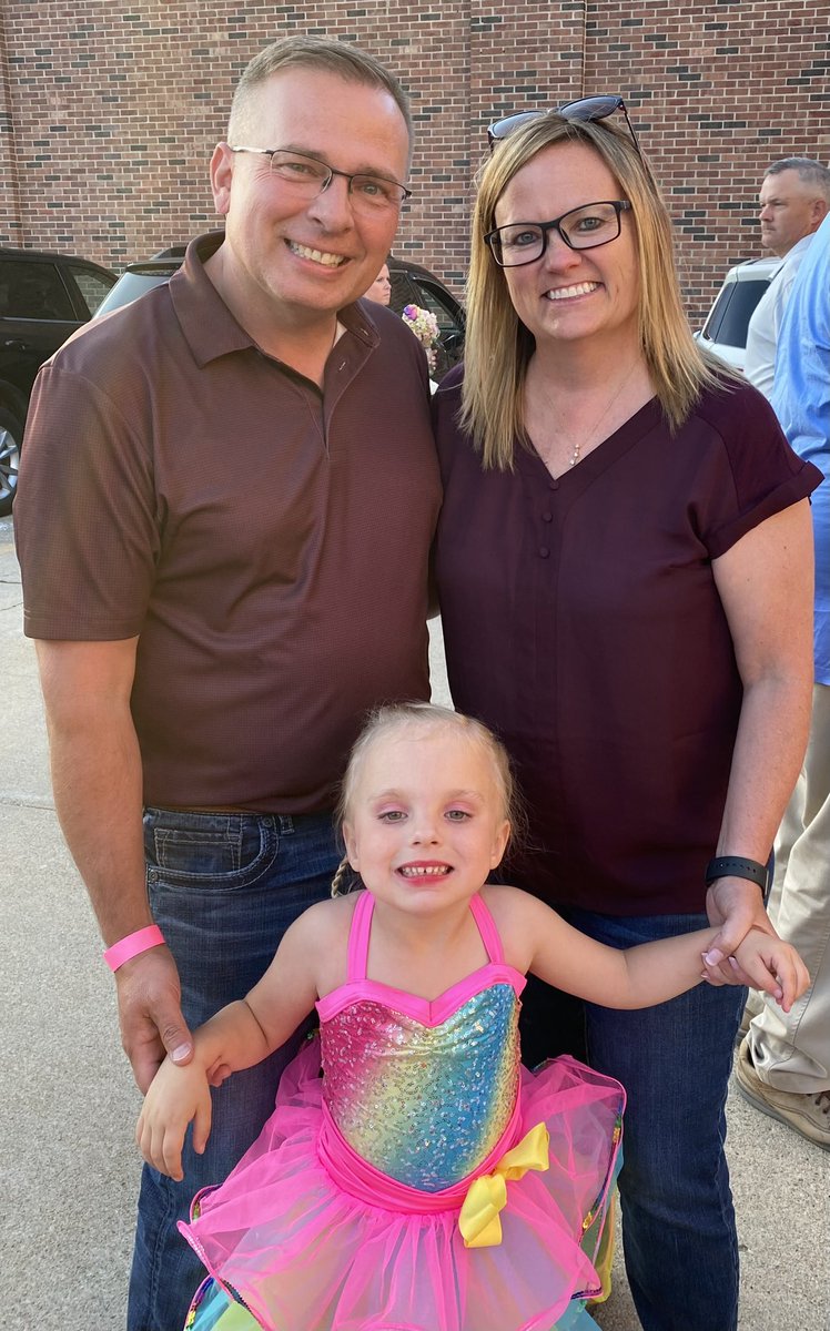 Happy Anniversary to the best MeMo and PaPa!! We love you both!! 🩷🤍🥂 #CheersTo32Years <a href="/BillBackhaus/">Bill Backhaus</a> <a href="/JennyBackhaus/">Jenny Backhaus</a>