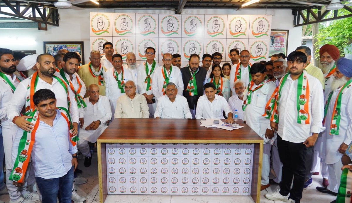 DeependerSHooda's tweet photo. आज दिल्ली निवास पर नेता प्रतिपक्ष हुड्डा साहब के नेतृत्व में और प्रदेश अध्यक्ष उदयभान जी की मौजूदगी में 3 पूर्व विधायक, 1 मौजूदा नगरपालिका चेयरमैन (जुलाना), 1 पूर्व नगरपालिका चेयरमैन(बरवाला), करीब एक दर्जन मौजूदा पार्षद और अनेकों पूर्व पार्षद सहित सैंकड़ों कार्यकर्त्ता कांग्रेस पार्टी में शामिल हुए | 

इनमें मुख्य रुप से :- 

फूल सिंह खेड़ी जी पूर्व विधायक गुहलाचीका (कैथल) एवं मौजूदा प्रदेश कार्यकारिणी सदस्य (BJP),

कर्नल रघुबीर सिंह छिल्लर जी पूर्व विधायक बाढड़ा एवं HERC पूर्व चैयरमैन (INLD)

नृपेंद्र सिंह जी पूर्व विधायक बाढड़ा एवं पूर्व प्रद���श उपाध्यक्ष (BJP)

ठाकुर राजा राम सिंह जी (फरीदाबाद) राष्ट्रीय सचिव (JJP), प्रदेश अध्यक्ष राजपूत महासभा हरियाणा 

जसबीर मौजूदा चेयरमैन नगरपालिका जुलाना (BJP),

हेमराज गुडाली पूर्व चेयरमैन नगरपालिका बरवाला,

सुमन बेदी (नरवाना) पूर्व सदस्य प्रदेश कार्यकारिणी महिला मोर्चा (BJP)

कन्नू राम वाल्मिकी गुहला चीका प्रदेश महासचिव दलित जन कल्याण समिति 

सरदार ��ंकार सिंह ककड़ पूर्व लोकसभा निर्दलीय प्रत्याशी (कुरुक्षेत्र)

संदीप पार्षद जुलाना,

सुभाष पांचाल पार्षद जुलाना एवं प्रधान कामगार यूनियन जुलाना,

रामकला पार्षद जुलाना,

पंडित बाबा नंद किशोर गुहलाचीका,

सरदार जनरैल सिंह पूर्व चेयरमैन मार्किट कमेटी सीवन,

सरदार मस्तान सिंह चीमा प्रधान गुरुद्वारा कमेटी सीवन,

जनरैल सिंह कवारतन प्रधान लुहार सभा,

दलबीर सिंह प्रधान धानक समाज गुहलाचीका,

जसवंत सिंह रसूलपुर प्रधान गुज्जर सभा, 

धर्मपाल बाल्मीकि गुहलाचीका (INLD),

डॉ. संजय गर्ग पार्षद वार्ड नं-22 नरवाना,

बलजीत चौपड़ा पार्षद वार्ड नं-9 नरवाना,

जगदीश राय पूर्व प्रदेश सचिव (JJP) बरवाला,

दलबीर सिंह रंगा पूर्व पार्षद बरवाला,

कृष्ण व्यापार मंडल सचिव बरवाला,

मनजीत नैन प्रधान बिजली बोर्ड जुलाना,

ठेकेदार राकेश बाल्मीकि चीका, ओम प्रकाश बाल्मीकि, रामदेव सेन, सुभाष लाठर, बंटी दलाल ठेकेदार, क��ष्ण, प्रेम गोयल व्यापार मंडल, भीम काटू (युवा JJP), सुरेश जांगड़ा, सतबीर पुनिया, जयदेव, सोनी बाल्मीकि हरिगड किंगन गुहला चीका, गुरनाम सिंह बाल्मीकि सलेमपुर गुहलाचीका, फतेह सिंह बाल्मीकि मिलकपुर गुहलाचीका, करम चंद प्रजापति कवारतन, काला राम बाल्मीकि कवारतन, रोशन बाल्मीकि कवारतन, रामफल बाल्मीकि बल्बेहडा गुहलाचीका, सरदार कुलबीर सिंह रसूलपुर गुहलाचीका, ठेकेदार सुरेश बाल्मीकि डोहर गुहलाचीका, सुभम मलिक बाल्मीकि सीवन, सोनू बाल्मी��ि डोहर, सुजल चौहान सीवन, संदीप मलिक सीवन,विनोद मलिक सीवन, रोहित मलिक सीवन, अमन सहोता सीवन, सुमित मलिक सीवन, विक्रम मलिक सीवन,  देव चौहान सीवन, साहिल बाल्मीकि ककेहडी गुहलाचीका, विशाल मलिक सीवन, संजय मलिक सीवन, मंगत मलिक सीवन, प्रिंस डोहर, सोनी गागट, अनिल गागट, अनिल गागट, काला डोहर, गुरतंज सीवन, सुरेंद्र फौजी, सरदार गुरजंट सिंह ककड़, कुलबीर सिंह, दरजीत सिंह आदि नाम शामिल है |

सभी का कांग्रेस पार्टी में स्वागत है |