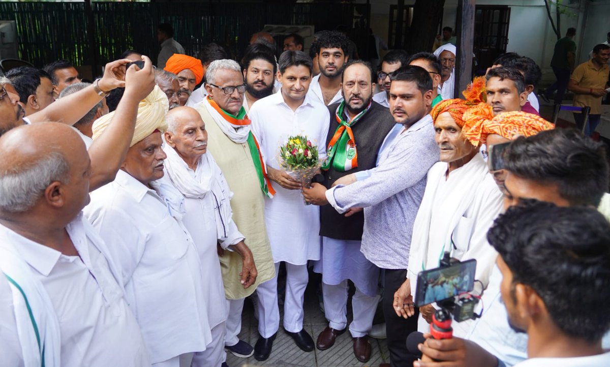 DeependerSHooda's tweet photo. आज दिल्ली निवास पर नेता प्रतिपक्ष हुड्डा साहब के नेतृत्व में और प्रदेश अध्यक्ष उदयभान जी की मौजूदगी में 3 पूर्व विधायक, 1 मौजूदा नगरपालिका चेयरमैन (जुलाना), 1 पूर्व नगरपालिका चेयरमैन(बरवाला), करीब एक दर्जन मौजूदा पार्षद और अनेकों पूर्व पार्षद सहित सैंकड़ों कार्यकर्त्ता कांग्रेस पार्टी में शामिल हुए | 

इनमें मुख्य रुप से :- 

फूल सिंह खेड़ी जी पूर्व विधायक गुहलाचीका (कैथल) एवं मौजूदा प्रदेश कार्यकारिणी सदस्य (BJP),

कर्नल रघुबीर सिंह छिल्लर जी पूर्व विधायक बाढड़ा एवं HERC पूर्व चैयरमैन (INLD)

नृपेंद्र सिंह जी पूर्व विधायक बाढड़ा एवं पूर्व प्रद���श उपाध्यक्ष (BJP)

ठाकुर राजा राम सिंह जी (फरीदाबाद) राष्ट्रीय सचिव (JJP), प्रदेश अध्यक्ष राजपूत महासभा हरियाणा 

जसबीर मौजूदा चेयरमैन नगरपालिका जुलाना (BJP),

हेमराज गुडाली पूर्व चेयरमैन नगरपालिका बरवाला,

सुमन बेदी (नरवाना) पूर्व सदस्य प्रदेश कार्यकारिणी महिला मोर्चा (BJP)

कन्नू राम वाल्मिकी गुहला चीका प्रदेश महासचिव दलित जन कल्याण समिति 

सरदार ��ंकार सिंह ककड़ पूर्व लोकसभा निर्दलीय प्रत्याशी (कुरुक्षेत्र)

संदीप पार्षद जुलाना,

सुभाष पांचाल पार्षद जुलाना एवं प्रधान कामगार यूनियन जुलाना,

रामकला पार्षद जुलाना,

पंडित बाबा नंद किशोर गुहलाचीका,

सरदार जनरैल सिंह पूर्व चेयरमैन मार्किट कमेटी सीवन,

सरदार मस्तान सिंह चीमा प्रधान गुरुद्वारा कमेटी सीवन,

जनरैल सिंह कवारतन प्रधान लुहार सभा,

दलबीर सिंह प्रधान धानक समाज गुहलाचीका,

जसवंत सिंह रसूलपुर प्रधान गुज्जर सभा, 

धर्मपाल बाल्मीकि गुहलाचीका (INLD),

डॉ. संजय गर्ग पार्षद वार्ड नं-22 नरवाना,

बलजीत चौपड़ा पार्षद वार्ड नं-9 नरवाना,

जगदीश राय पूर्व प्रदेश सचिव (JJP) बरवाला,

दलबीर सिंह रंगा पूर्व पार्षद बरवाला,

कृष्ण व्यापार मंडल सचिव बरवाला,

मनजीत नैन प्रधान बिजली बोर्ड जुलाना,

ठेकेदार राकेश बाल्मीकि चीका, ओम प्रकाश बाल्मीकि, रामदेव सेन, सुभाष लाठर, बंटी दलाल ठेकेदार, क��ष्ण, प्रेम गोयल व्यापार मंडल, भीम काटू (युवा JJP), सुरेश जांगड़ा, सतबीर पुनिया, जयदेव, सोनी बाल्मीकि हरिगड किंगन गुहला चीका, गुरनाम सिंह बाल्मीकि सलेमपुर गुहलाचीका, फतेह सिंह बाल्मीकि मिलकपुर गुहलाचीका, करम चंद प्रजापति कवारतन, काला राम बाल्मीकि कवारतन, रोशन बाल्मीकि कवारतन, रामफल बाल्मीकि बल्बेहडा गुहलाचीका, सरदार कुलबीर सिंह रसूलपुर गुहलाचीका, ठेकेदार सुरेश बाल्मीकि डोहर गुहलाचीका, सुभम मलिक बाल्मीकि सीवन, सोनू बाल्मी��ि डोहर, सुजल चौहान सीवन, संदीप मलिक सीवन,विनोद मलिक सीवन, रोहित मलिक सीवन, अमन सहोता सीवन, सुमित मलिक सीवन, विक्रम मलिक सीवन,  देव चौहान सीवन, साहिल बाल्मीकि ककेहडी गुहलाचीका, विशाल मलिक सीवन, संजय मलिक सीवन, मंगत मलिक सीवन, प्रिंस डोहर, सोनी गागट, अनिल गागट, अनिल गागट, काला डोहर, गुरतंज सीवन, सुरेंद्र फौजी, सरदार गुरजंट सिंह ककड़, कुलबीर सिंह, दरजीत सिंह आदि नाम शामिल है |

सभी का कांग्रेस पार्टी में स्वागत है |