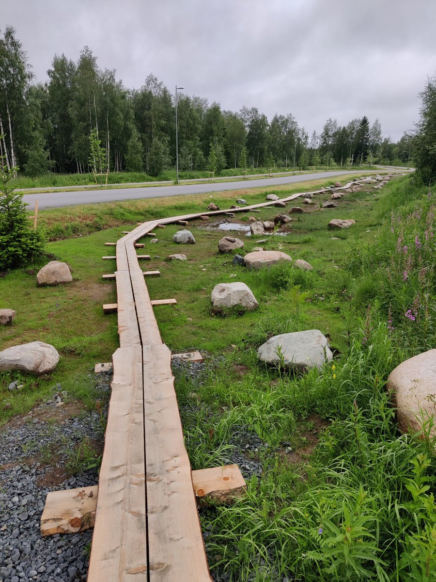 ERankka's tweet photo. Miksei jalkakäytävä voi olla tällainenkin? Toiselta puolelta katua löytyy tavallinen asfaltoitu jalkakäytävä. On tärkeää tehdä ympäristöstä viihtyisää, virikkeellistä ja liikkumaan innostavaa. Tässä Iin kunnan esimerkki. @IinKunta @pyorailykunnat @kuntatekniikka  #iissäonideaa https://t.co/LVMuBBVJMK
