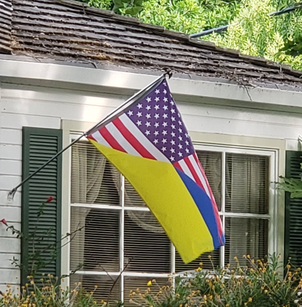 JSimcha's tweet image. And the bootlickers don't care because Putin is bad. Look at this travesty I saw in Sac recently...

Not only a violation of the flag code, but also a violation of my eyes.
