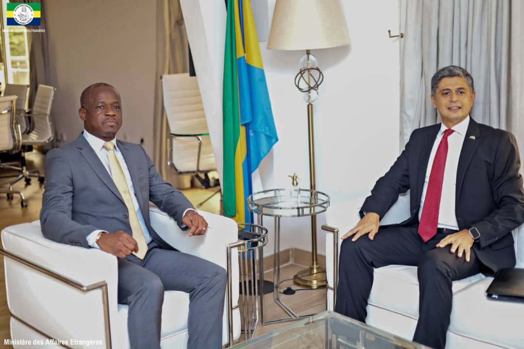 S.E.M Hermann Immongault a reçu S.E.M Seil KANDEEL,Ambassadeur de la République Arabe d'Égypte <a href="/Gabon/">Gabon</a>. Les échanges:
 ➡️ Renforcement de la coopération bilatérale entre le Gabon et l'Égypte
➡️ Le soutien du Gabon pour la candidature d'un Égyptien au poste de Directeur <a href="/UNESCO/">UNESCO 🏛️ #Education #Sciences #Culture 🇺🇳</a>