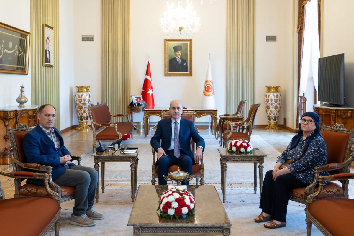 TBMM Başkanı Numan Kurtulmuş, Batman'ın Kozluk ilçesinde PKK'lı teröristlerin saldırısı sonucu şehit olan müzik öğretmeni Şenay Aybüke Yalçın’ın annesi Zehra Yalçın ve babası Sadık Yalçın ile Mecliste bir araya geldi.