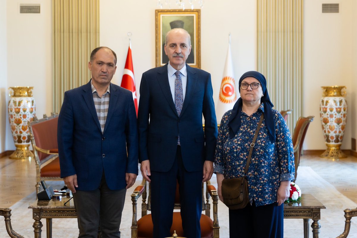 TBMMresmi's tweet photo. TBMM Başkanı Numan Kurtulmuş, Batman'ın Kozluk ilçesinde PKK'lı teröristlerin saldırısı sonucu şehit olan müzik öğretmeni Şenay Aybüke Yalçın’ın annesi Zehra Yalçın ve babası Sadık Yalçın ile Mecliste bir araya geldi. https://t.co/eohi1j7gaQ