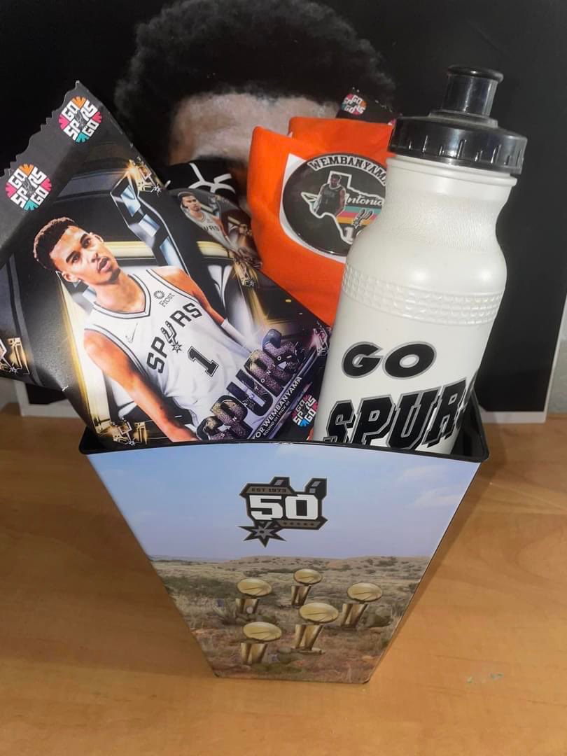 duncandarlin21's tweet image. Hey #SpursTwitter, who wants some Wemby merch? My mom is raffling off a prize pack including: 
1 Wemby City shirt
1 Whata Wembanyama shirt
4 buttons
2 chip bags
1 Spurs Water bottle 
1 Souvenir popcorn bucket

Only $5 a chance!

Find her on Facebook
Cash app $sylchag