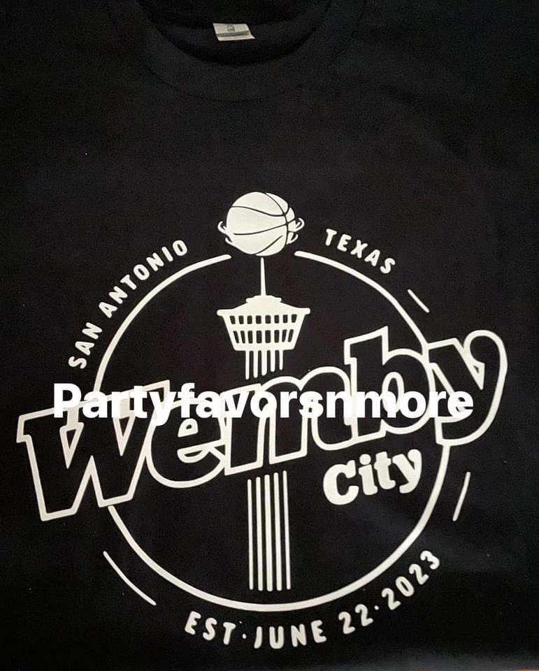 duncandarlin21's tweet image. Hey #SpursTwitter, who wants some Wemby merch? My mom is raffling off a prize pack including: 
1 Wemby City shirt
1 Whata Wembanyama shirt
4 buttons
2 chip bags
1 Spurs Water bottle 
1 Souvenir popcorn bucket

Only $5 a chance!

Find her on Facebook
Cash app $sylchag