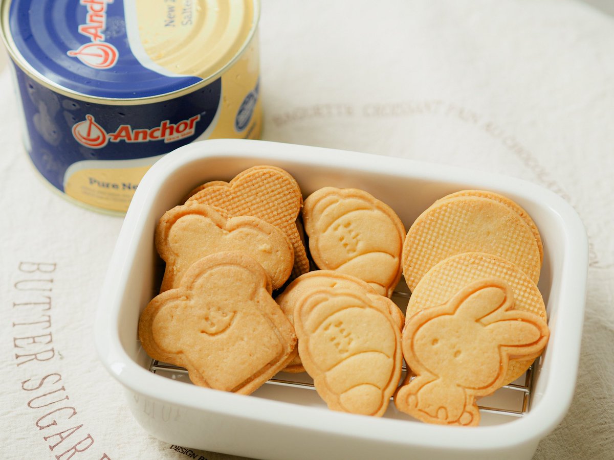 funnyfonny7's tweet image. มาชวนทำคุ้กกี้ที่มาแรงในช่วงนี้กันค่ะ 🥳

        🍪 Sand(wich) Cookies 🍪

คุ้กกี้เนยที่น่ารัก สอดไส้แสนอร่อย😋

🧈สูตรนี้เราใช้ 
#แองเคอร์เนยเค็มชนิดกระป๋อง 

เนยนิวซีแลนด์ จาก ครีมแท้ 98% เกลือ 1.8% 

🧈เนย มีความเนียน นุ่ม หอมนมๆ นัวๆ
และเค็มน้อยกว่าแบบบาร์เล็กน้อย

สูตร⬇️