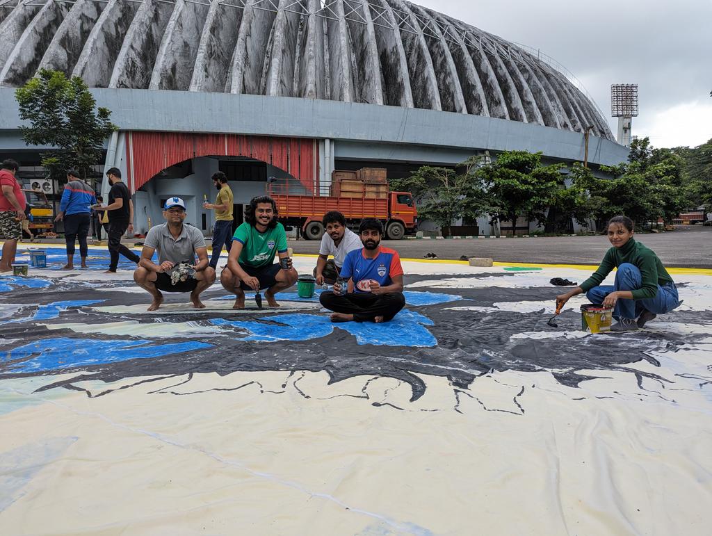 ajithharish37's tweet photo. Clicks from BTS of banner painting for the finals #KUWIND . 

It was a very hard task with weather god's not favouring us , yet we were able to bring this beautiful banner through rain and shine ❤️✨,
Kudos to everyone who came to paint and support the NT. https://t.co/BZ2JqyesSp