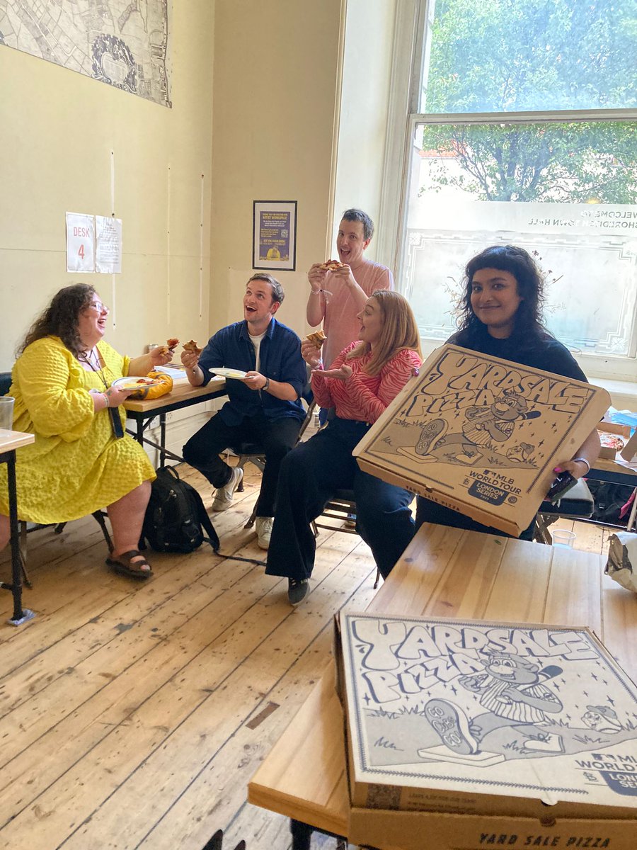 Huge thanks to @yardsalepizza for feeding our comedians and volunteers over the weekend!

Here’s a completely natural photo of <a href="/AlisonSpittle/">Alison Spittle</a> @thatvittorio <a href="/TomMayhew/">Tom Mayhew</a> <a href="/_kathrynhiggins/">Kathryn Higgins</a> and @SaimaFerdows enjoying the pizza. 🍕