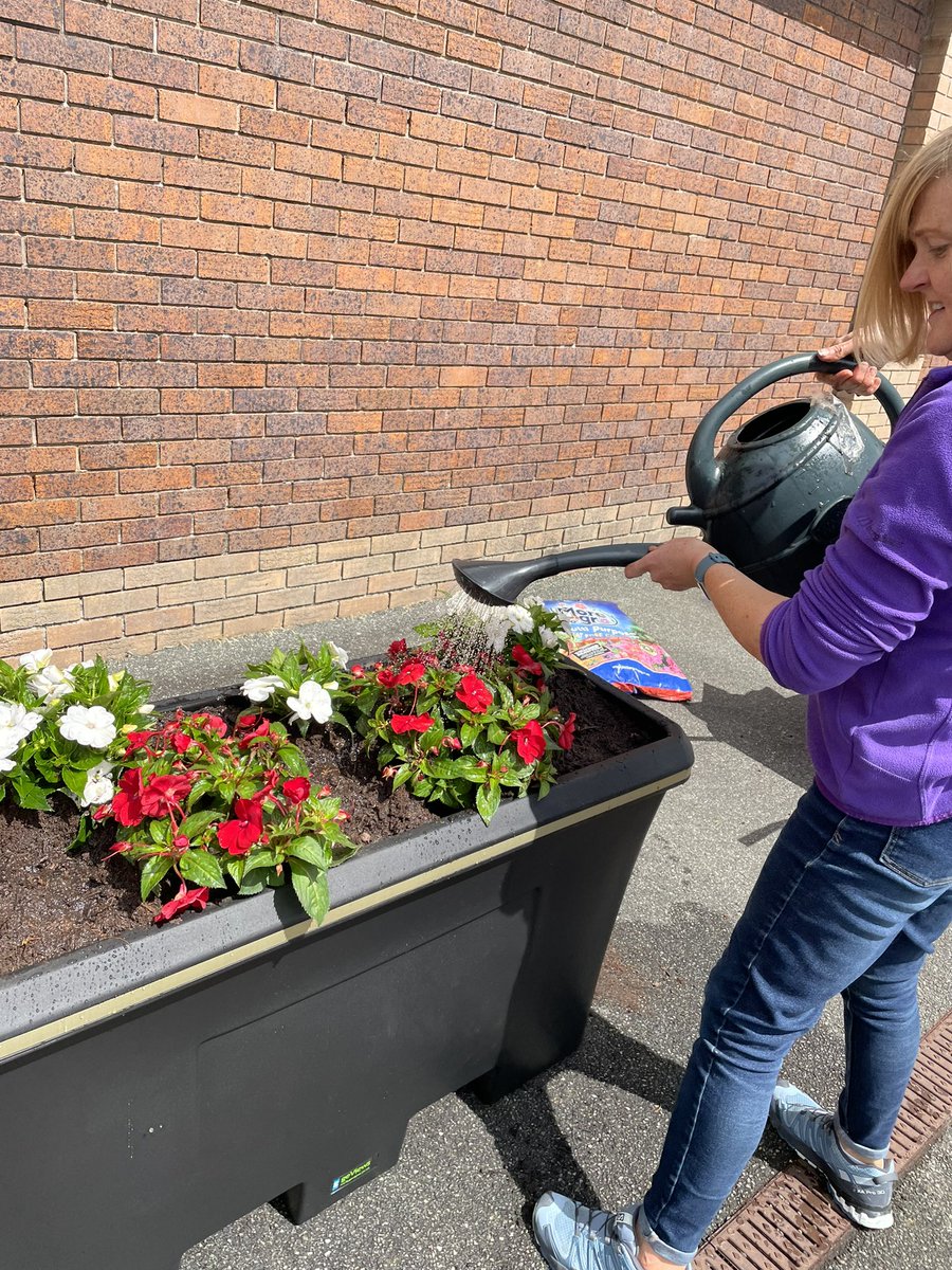 CommRailWales's tweet image. Wondeful to be in @transport_wales #Pwllheli station with the stations team, giving a helping hand to them as they plant their new planters.

A beautiful addition to the station and lots of smiling faces #CommunityRail