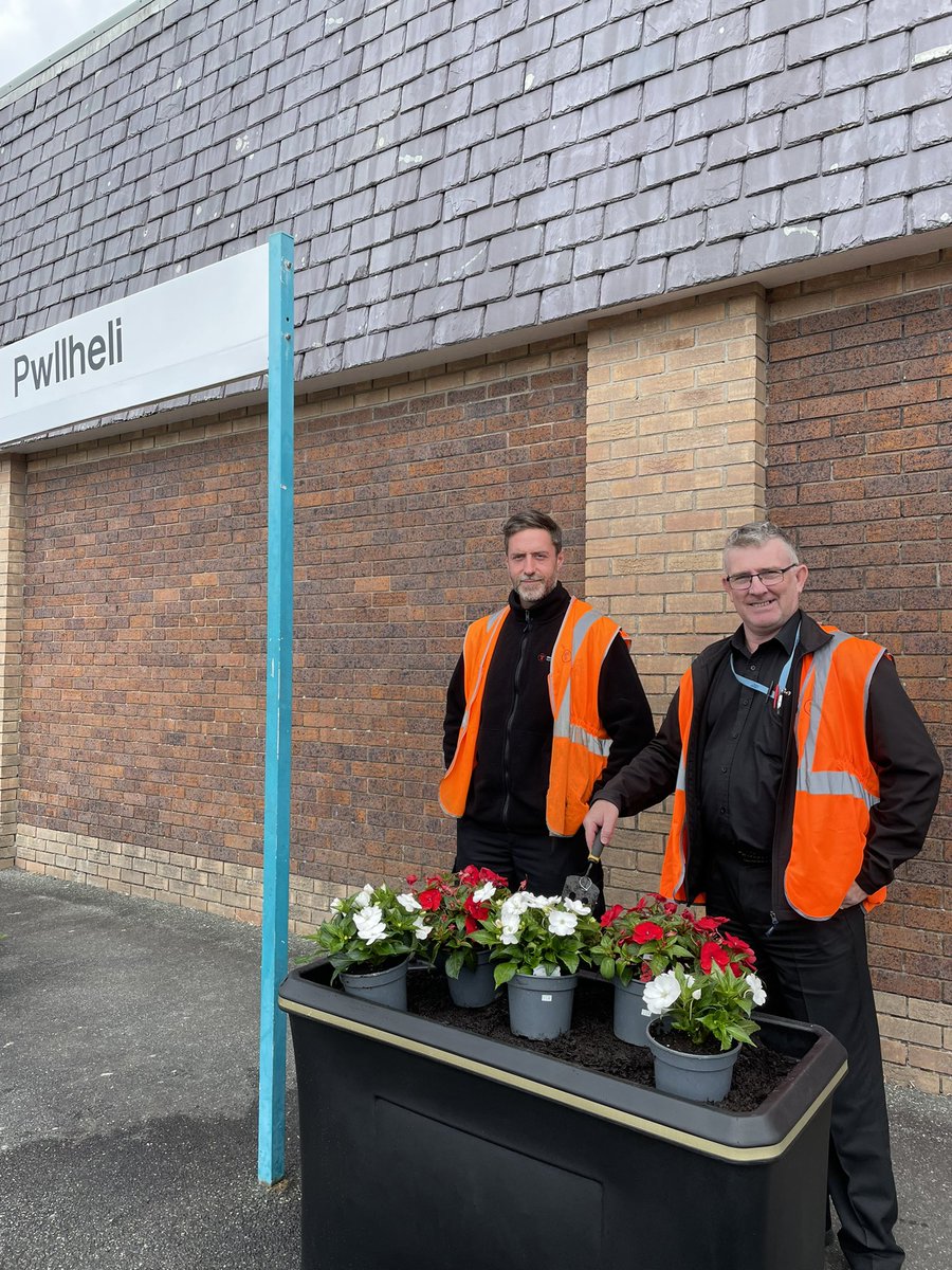 CommRailWales's tweet image. Wondeful to be in @transport_wales #Pwllheli station with the stations team, giving a helping hand to them as they plant their new planters.

A beautiful addition to the station and lots of smiling faces #CommunityRail
