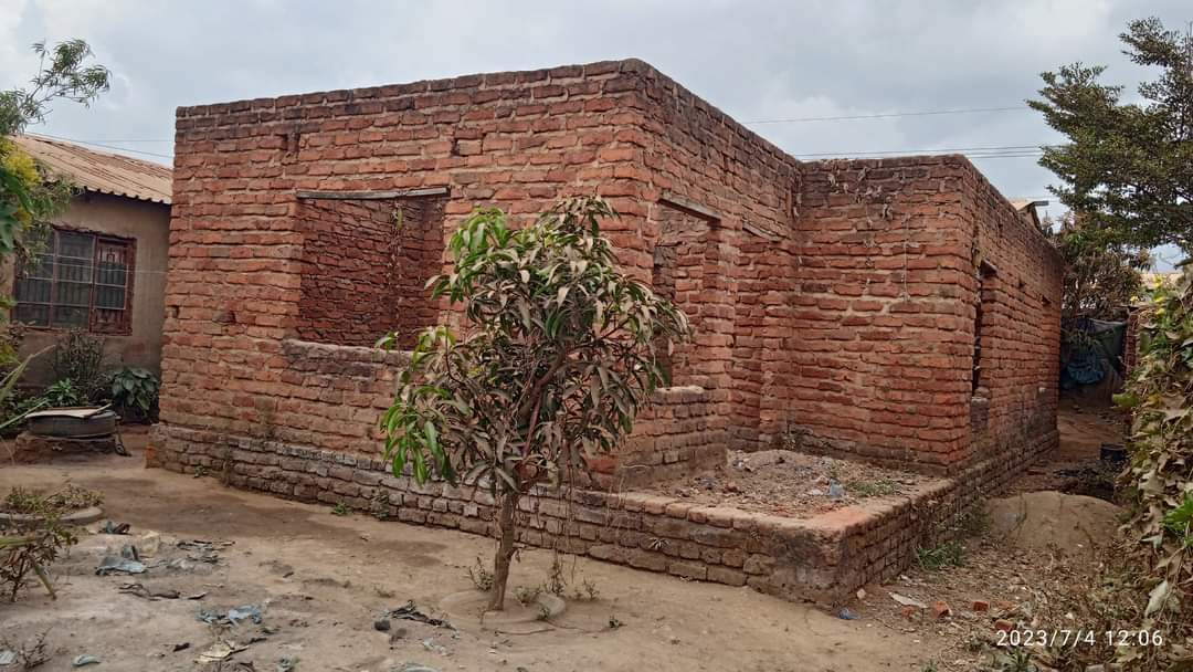 Gasmel265's tweet photo. PROPERTY FOR SALE - AREA 25C ZIBWEZE - LILONGWE

DESCRIPTION:
> 3 Houses in a compound
> 2 bedrooms each
> 1 Unroofed House
> Good Access road
> Electricity &amp; water very near
> Good for business

PRICE: MWK17 Million

FOR INQUIRIES WHATSAPP / CALL
 
0993614604/ 0882143331 https://t.co/spFDUPTmRz