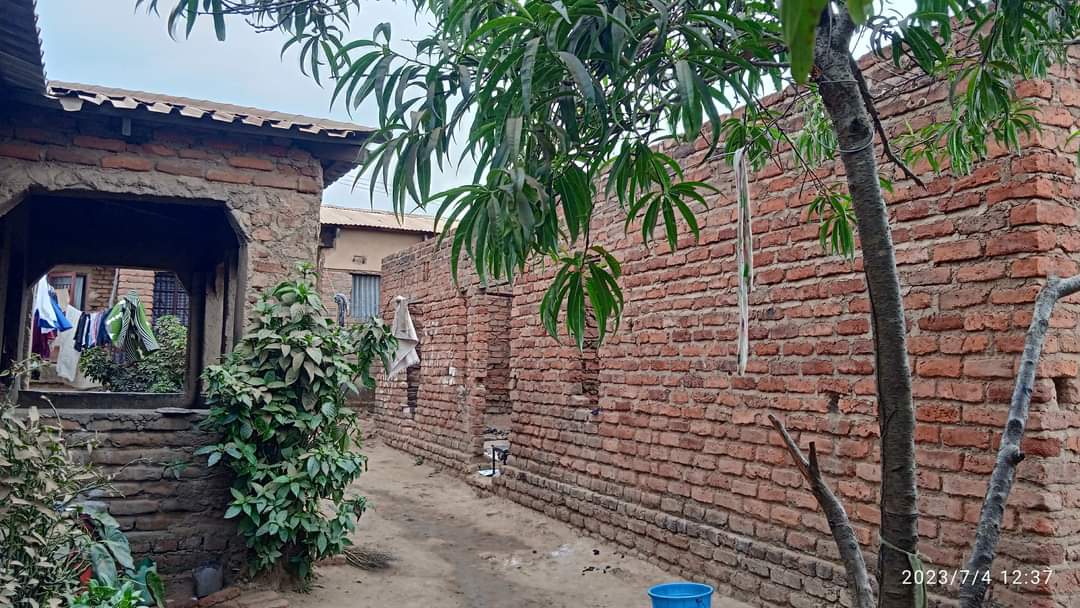 Gasmel265's tweet photo. PROPERTY FOR SALE - AREA 25C ZIBWEZE - LILONGWE

DESCRIPTION:
> 3 Houses in a compound
> 2 bedrooms each
> 1 Unroofed House
> Good Access road
> Electricity &amp; water very near
> Good for business

PRICE: MWK17 Million

FOR INQUIRIES WHATSAPP / CALL
 
0993614604/ 0882143331 https://t.co/spFDUPTmRz
