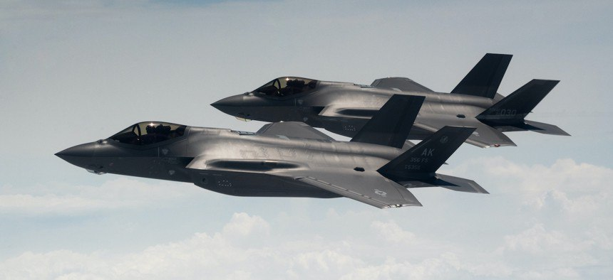 🇺🇸 Sobre la interrupción de las entregas de nuevos aviones F-35 a las Fuerzas Aéreas de EE.UU. La corporación militar-industrial estadounidense Lockheed Martin ha suspendido (defenseone.com/business/2023/…) las entregas de nuevos aviones F-35 a la Fuerza Aérea de EE.UU. debido a la…