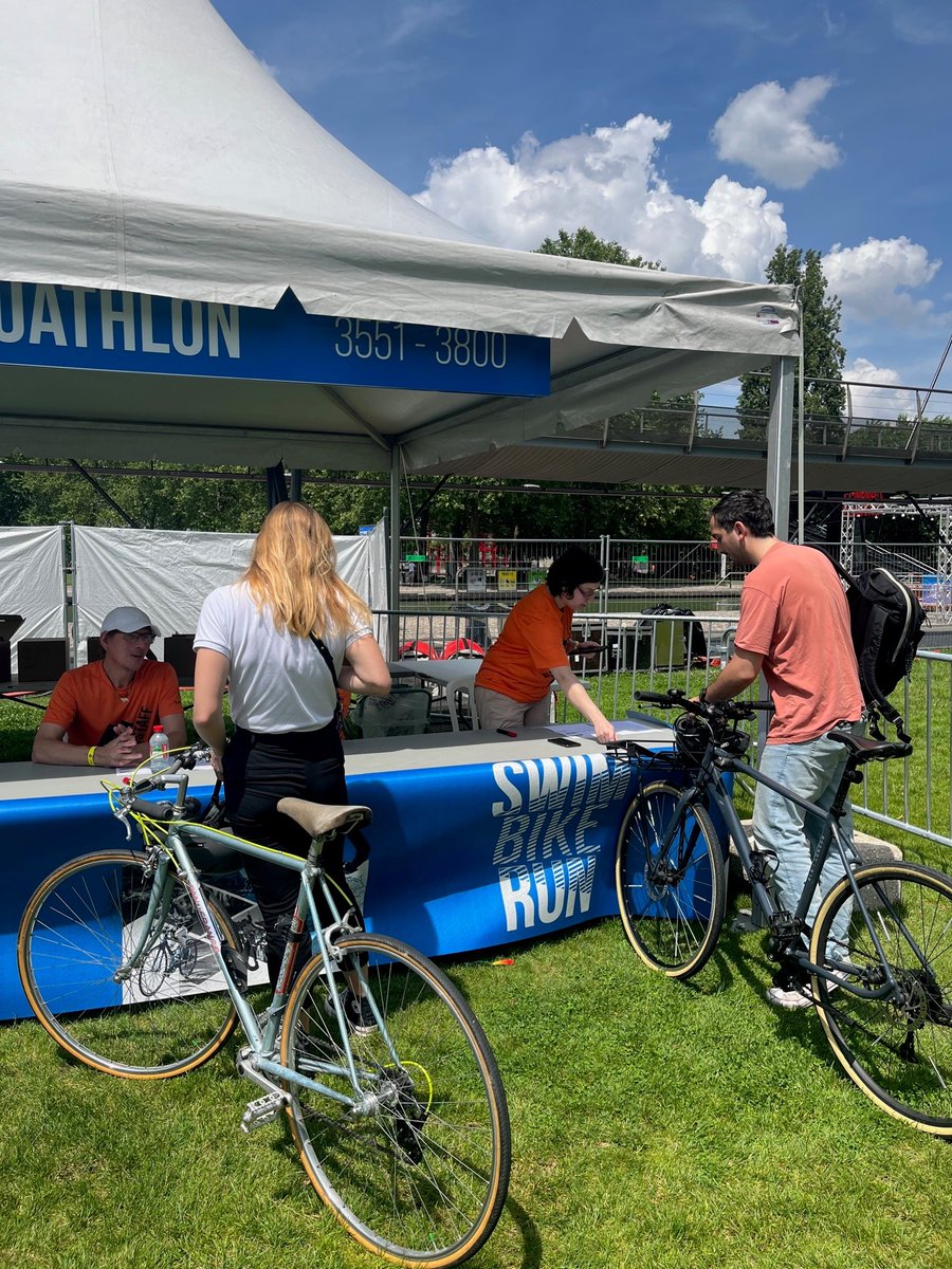 fondation_amis's tweet photo. [BÉNÉVOLAT] 1⃣8⃣ bénévoles en situation de #handicap accompagnés par 6⃣ établissements de la @fondation_amis étaient présents au @TriathlonParis pour réaliser 3⃣ missions de #bénévolat : retrait des dossards 🎫 remise des t-shirts 👕 et médailles 🏅 et gestion de la consigne 👜 https://t.co/KJhHpAdCuv