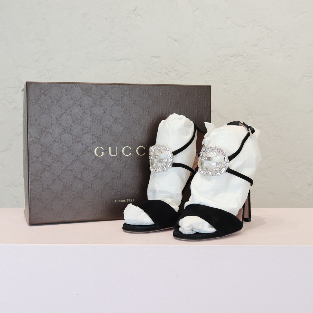 BagReligion's tweet image. Up on the website right now. Tap to shop the Gucci Suede Embellished GG Logo Pumps 36 in Great condition. 

DM to shop or head to our website via the link in our bio.

#luxuryconsignment #torontoconsignment #Luxuryresale #gtaconsignment #secondhandfirst #chooseused #authenticres