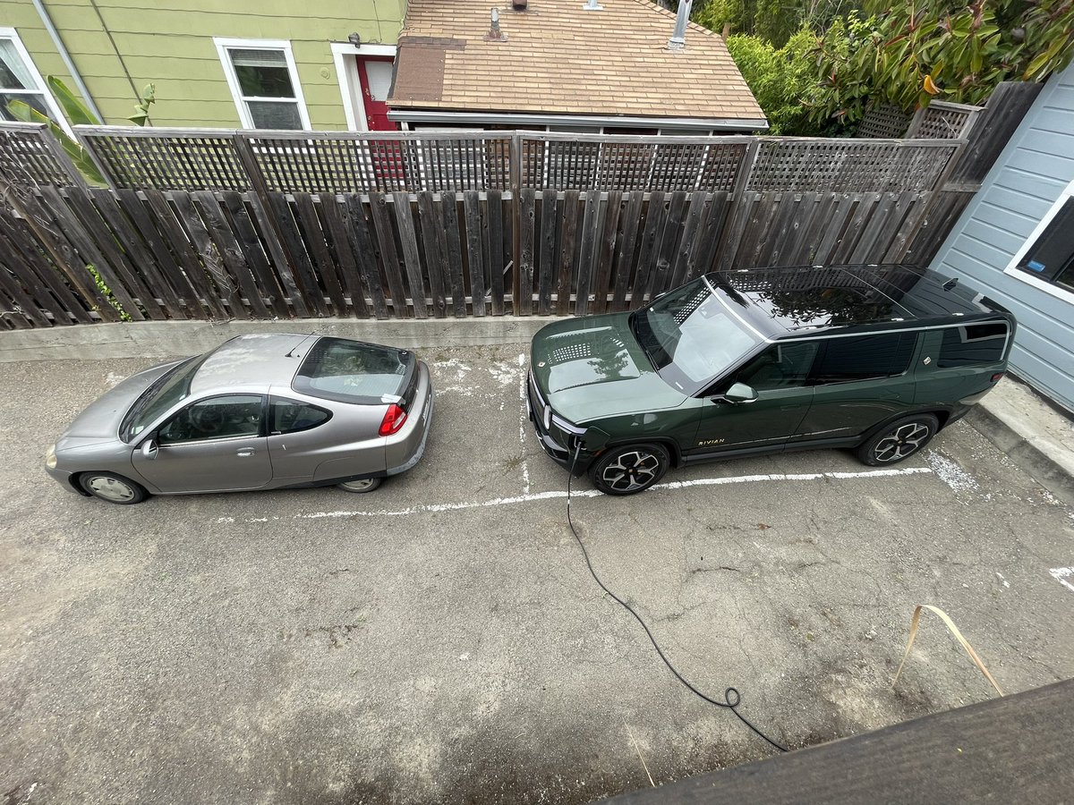 IsaiahJanzen's tweet photo. Out with the old and in with the new! Innovation takes many different forms! (2002 Honda Insight with 261,000 miles, 2023 Rivian R1S with 160 miles) https://t.co/GOBZNbdsX9