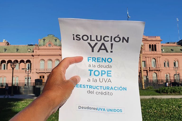 Les pedimos a l@s diputad@s que no sedan a la presión de los bancos, retrotraigan a agosto 2019 nuestra deuda, no jueguencon la necesidad de miles de familias, que somos queremos poder pagar nuestras casas #HipotecadosUVA <a href="/ceciliamoreauok/">Cecilia Moreau</a> <a href="/AliAparicioOK/">Alicia Aparicio</a> <a href="/juliocobos/">Julio Cobos</a> <a href="/CarlosHeller/">Carlos Heller</a>