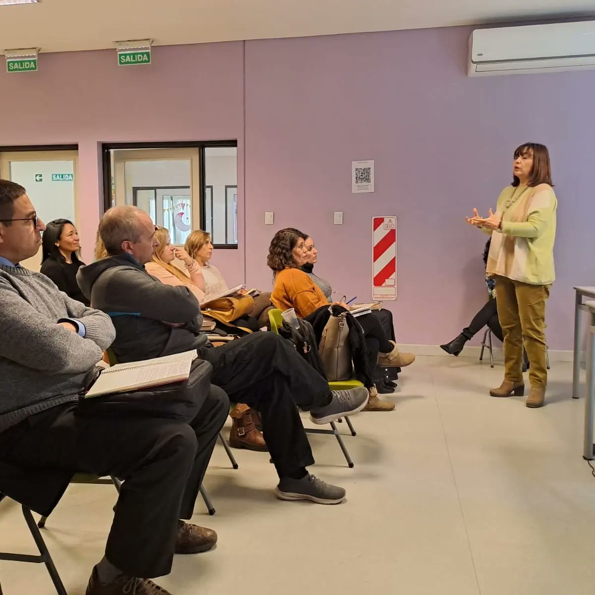 EmmaCunietti's tweet photo. La CGES trabajo colaborativamente con supervisores de Educación especial, primaria y secundaria. Se presentaron las versiones preliminares de los nuevos diseños curriculares de 6 Profesorados. Más INFO en ➡ https://t.co/0Xp8E2GmDX https://t.co/vOcgv1LJKX