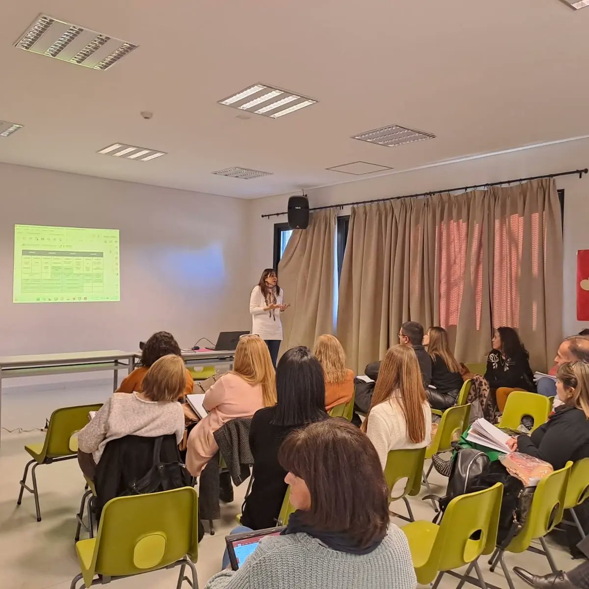 La CGES trabajo colaborativamente con supervisores de Educación especial, primaria y secundaria. Se presentaron las versiones preliminares de los nuevos diseños curriculares de 6 Profesorados. Más INFO en ➡ tinyurl.com/dd984nap