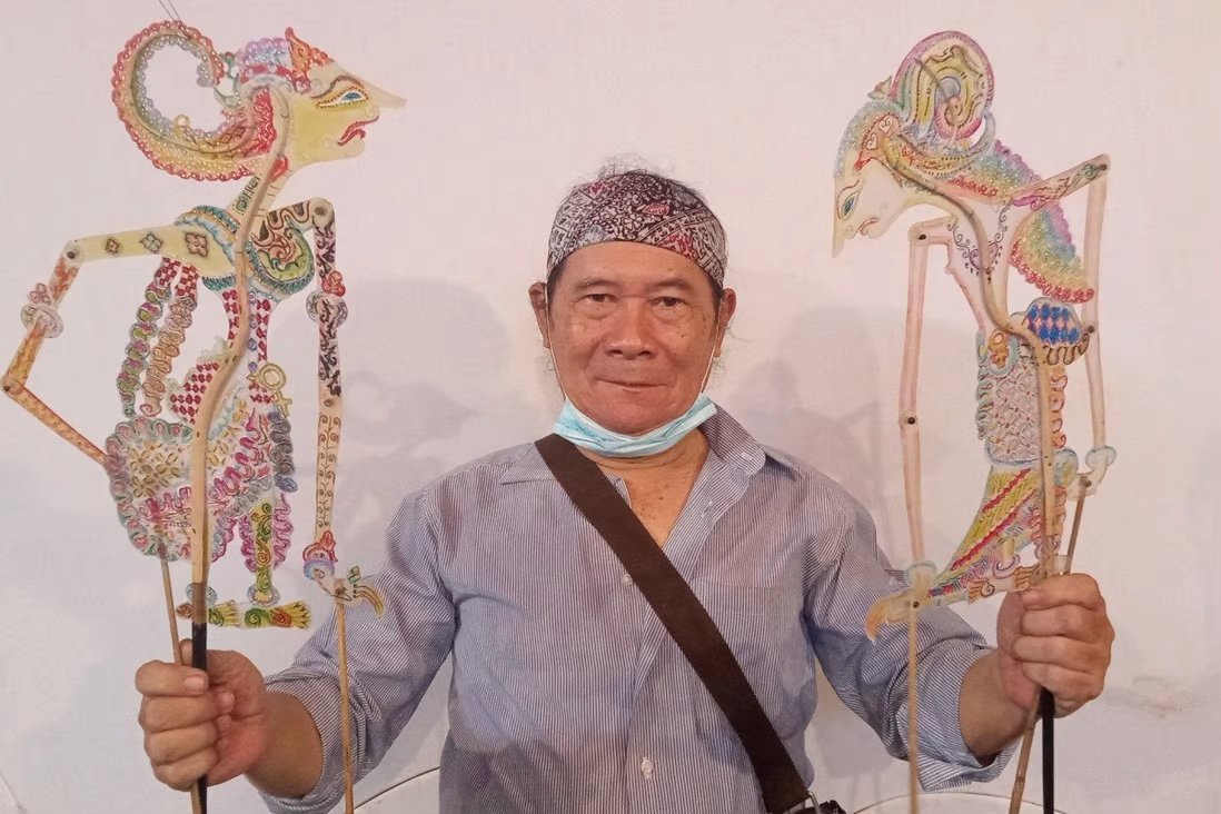 Indonesian artist Samidjan created a pair of Javanese wayang kulit (leather shadow puppets) depicting trans goddess Betari Jaluwati and a knight and trans man Bambang Priawan, showing the versatility of ancient craft through his "wayang marjinal" lineup. 1/9
#WyrdWednesday #art