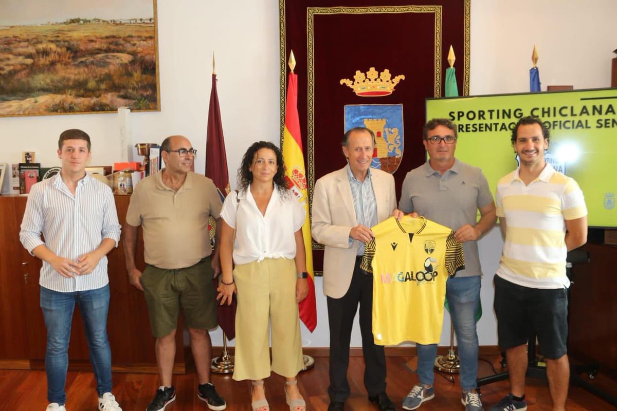 PROYECTO SENIOR ⚽️

Sumados a la alegría de nuestro X Aniversario con la creación de nuestro nuevo equipo Senior. #SeniorSportingChiclana. 
Agradecer al Alcalde de Chiclana,  <a href="/josemariaromang/">José María Román, Chiclana</a> y a <a href="/josealbertoxruz/">Jose Alberto Cruz</a> , Delegado de Deportes <a href="/deportechiclana/">DEPORTES CHICLANA</a> por el recibimiento.