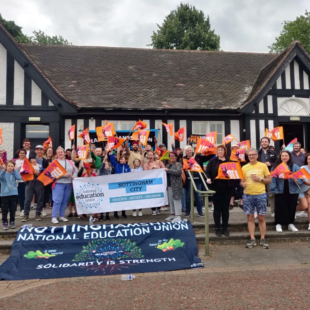 CouncillorQ's tweet photo. In action today with street sweepers and NEU school strikers - two forces to be reckoned with!๐ฅ๐๐พ
#MakeBerridgeBeautiful
#SaveOurSchools https://t.co/PY0WLjyLbK
