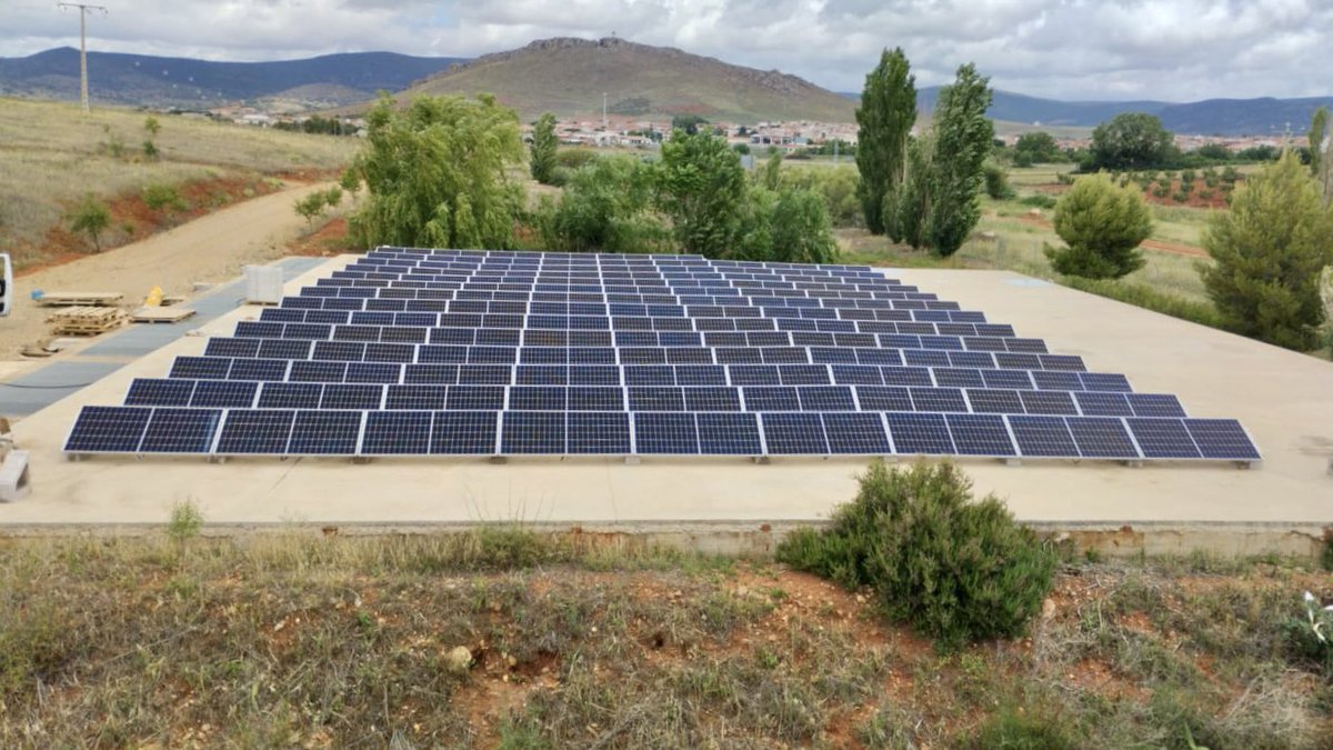 La gestión del agua es, sin duda, la gestión de la energía. 

En #IACLM apostamos por el uso de energías renovables en nuestras instalaciones. Disminuimos el consumo energético externo garantizando la eficiencia de los procesos de potabilización y depuración del agua.