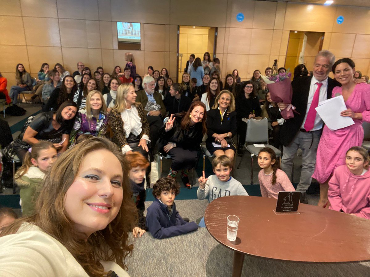 GMJuditPolgar's tweet photo. I had a wonderful evening at a charity for @MakeAWishChile.
The invitees were mothers and their daughters or sons. The hall was so full! In the Q&amp;A section kids were so active! Nice charity event🙏 and a lovely audience!❤
#ChessConnectsUs #Chile #mothers #children @JugadiPrima https://t.co/i0HxtuMIKx