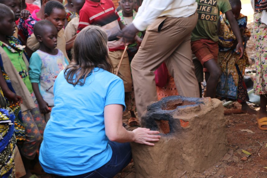UNICEF_Burundi's tweet photo. Une délégation de @unicefaustralia en visite au 🇧🇮 pour s’imprégner des réalisations du projet #Creatable bénéficiant de leur financement. 1ere étape de leur visite de terrain aujourd'hui à l’ECOFO #Nyamabuye @RutanaProvince. Rencontre avec les élèves & enseignants bénéficiaires https://t.co/k5kfZU2abA