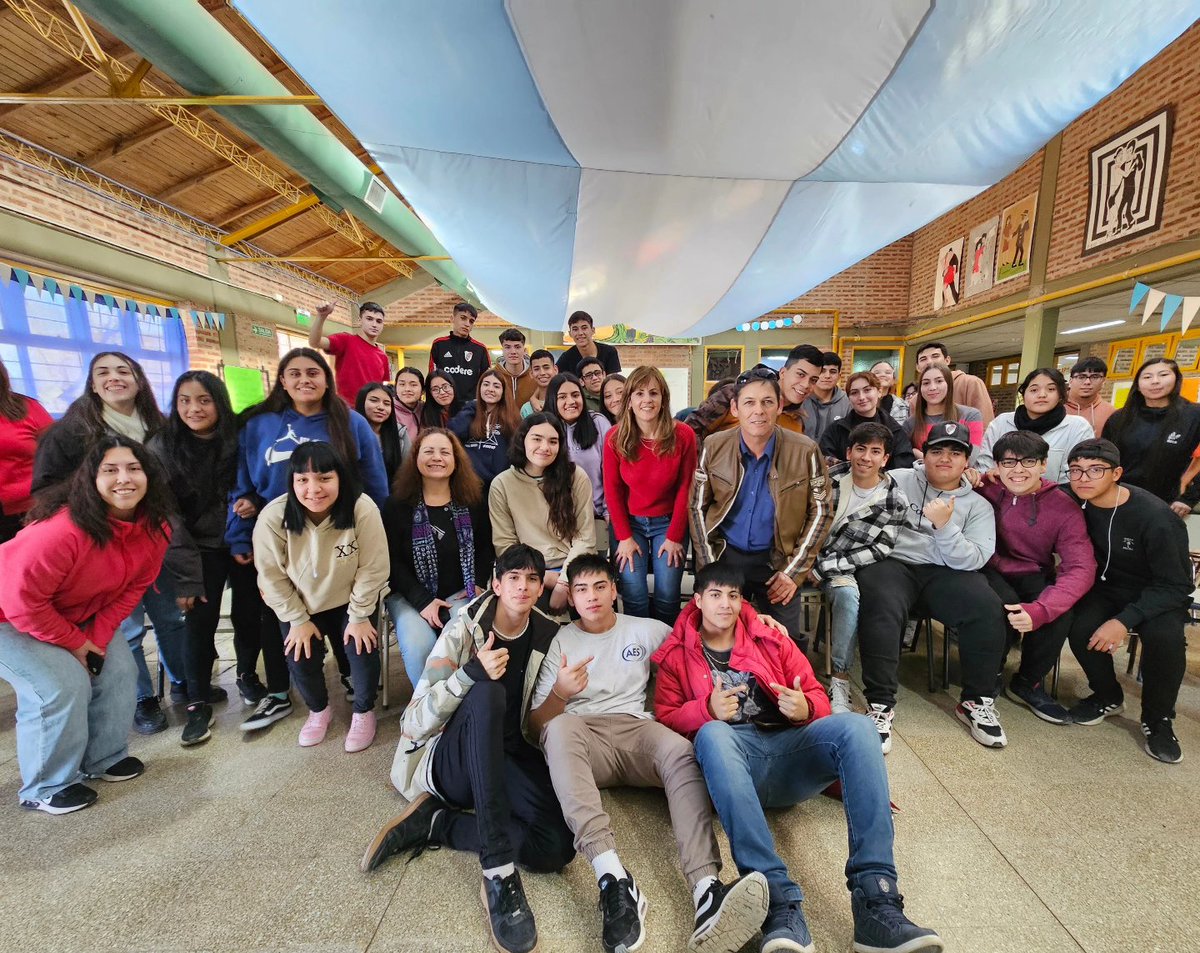 loreparrilli's tweet photo. #LeyConvive
Estudiantes del #CPEM°31 de San Patricio del Chañar se interesaron y apoyaron el Proyecto de Ley que crea el Programa de Convivencia Solidaria Intergeneracional; hicieron aportes que serán tenidos en cuenta cuando se trate el proyecto en la legislatura de Neuquén. https://t.co/tzY1pYsIYh