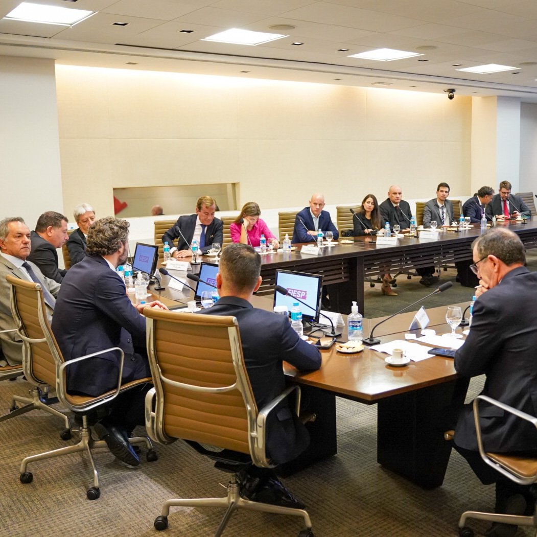 danielscioli's tweet photo. Defendemos el trabajo argentino y el desarrollo de la industria nacional. 

Realizamos en San Pablo una misión comercial del sector metalúrgico para profundizar la integración industrial con Brasil junto con autoridades de ADIMRA, el Secretario General de la UOM, Abel Furlán, y el presidente de la Federación de Industrias de San Pablo (@Fiesp), Josué Gomes da Silva. 

También participó ANFAVEA, asociación que nuclea a toda la industria automotriz brasileña.