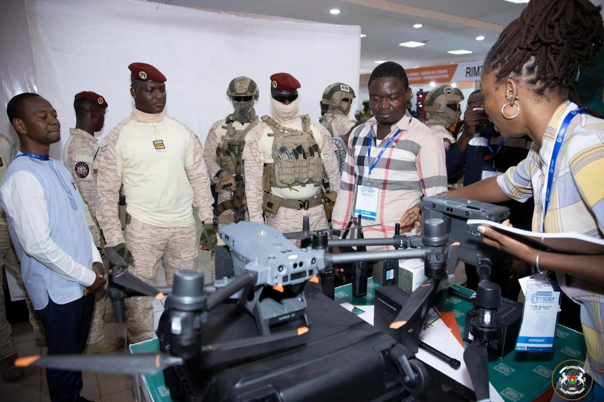 Dsiribie's tweet photo. A #Ouagadougou, le Cpt #Traoré a visité, mercredi, les stands d’exposition du Salon de la sécurité et défense (#SYSDEF) pour y encourager les organisateurs. Tous les corps militaires et paramilitaires ainsi que le privé proposent des outils et services de sécurité et de défense. https://t.co/KrTYiq3aWp
