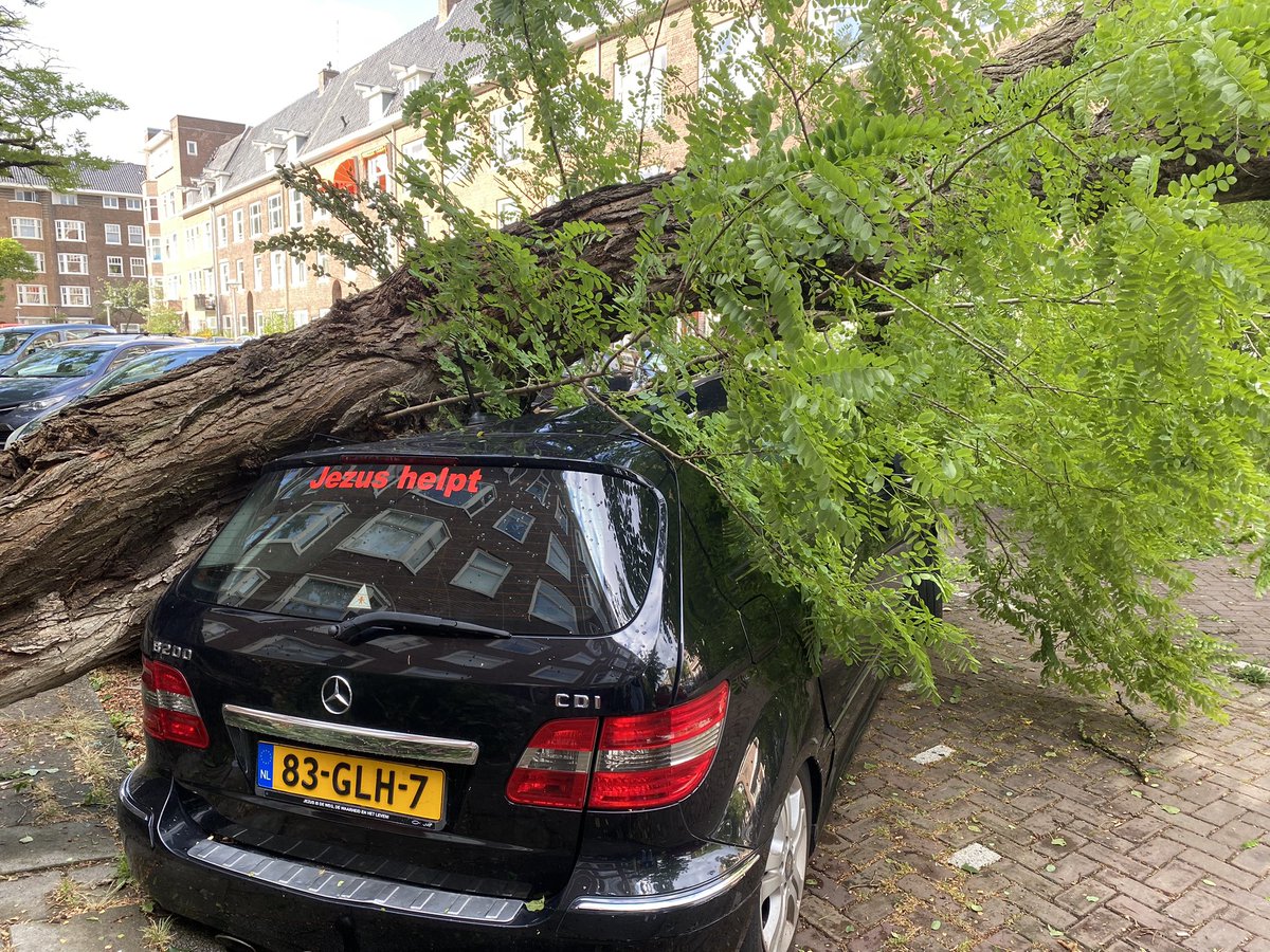 MerijntjeG's tweet photo. Amsterdam Rivierenbuurt: “ jezus helpt” staat er op deze auto. Ik vraag me af waarmee. #stormschade https://t.co/M4FPy3hDeu