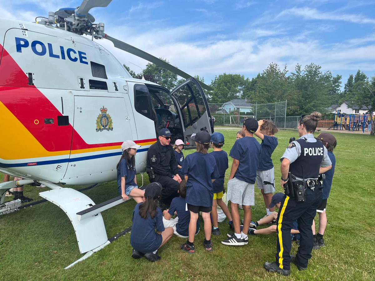 LangleyRCMP's tweet image. Langley&apos;s Youth Cadet Camp is well underway! Everyone is enjoying themselves and working hard! 

Thank you to Air 1, Police Dog Services &amp;amp; Forensic Identification for spending  the day with us! 

#langley #rcmp #langleyrcmp #langleypolice #bcrcmp