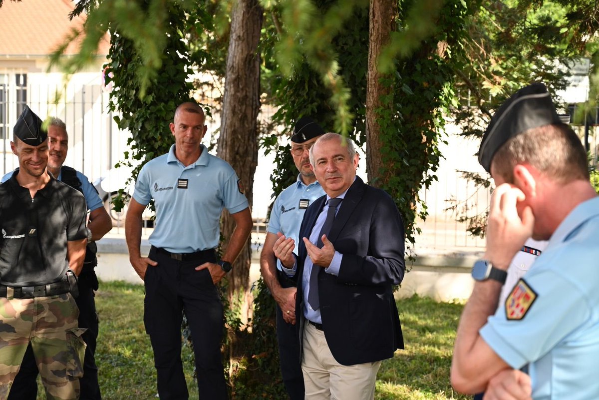 Prefet38's tweet photo. Le préfet s’est ensuite adressé aux gendarmes de la #TourduPin pour les remercier de leur mobilisation durant ces nuits difficiles. 
➡️Laurent Prévost a salué à nouveau le travail conjoint entre les élus et les services de l’État pour le retour à l’ordre républicain. https://t.co/TuIJsedMhT